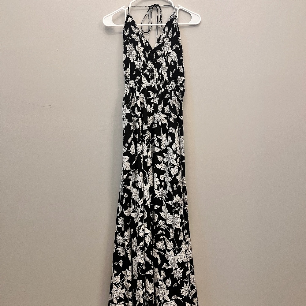 Lulu’s Black & white floral maxi dress size M